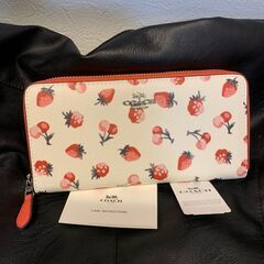 COACH】コーチ シグネチャー イチゴ柄 カーキラウンドファスナー 長