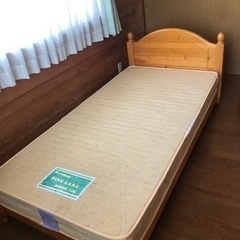 【決まりました】シングルベッド　木製・マットレス込み