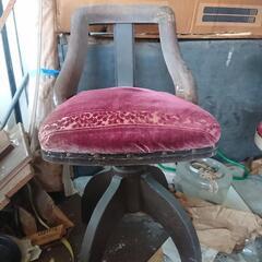 回転するほぼ木製の古い椅子 