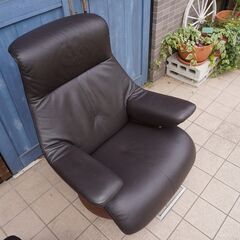 karimoku(カリモク家具)のTHE FIRST(ザ・ファースト) RU74 本革 リクライニングチェアー&オットマンです。北欧スタイルのレザーパーソナルチェアーはシアタールームなどにもおススメ♪CE133