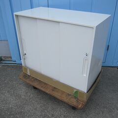 2022年製　未使用品　側面へこみあり　3枚扉書庫　ホワイト　ライオン製V840-07TS