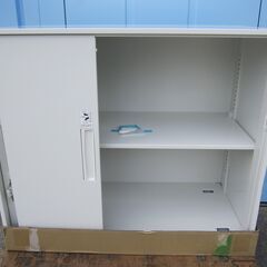 2022年製　未使用品　側面へこみあり　3枚扉書庫　ホワイト　ライオン製V840-07TS