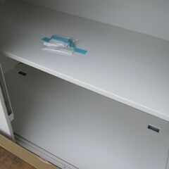 2022年製　未使用品　側面へこみあり　3枚扉書庫　ホワイト　ライオン製V840-07TS