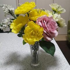 造花のお花　花瓶付きです。