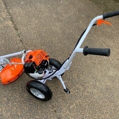 タイヤ付エンジン草刈機 手押し草刈り機　らくらく作業　最強52cc 新品チップソーおまけ付