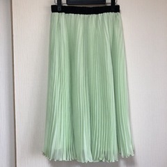ミントグリーンのプリーツスカート