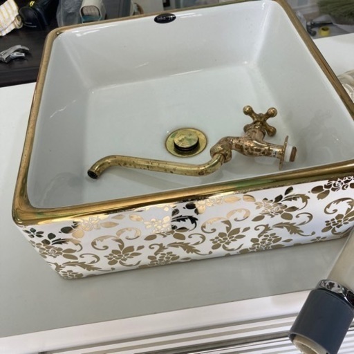 陶器の洗面器と洗面台と真鍮のカラン