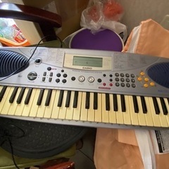 おもちゃの電子ピアノ