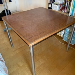 木目調テーブル（縦90ｘ横90ｘ高さ70cm）