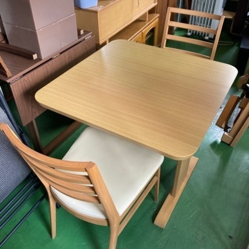● 2人用ダイニングテーブルセット、ニトリ