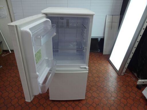 ID 020948　冷蔵庫　２ドア　シャープ　137L　左開き　２０１９年製　SJ-D14E-W