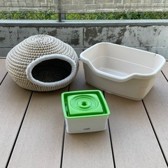 【値下げ】猫用3点セット（ベッド、トイレ、自動給水器）