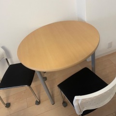円型テーブルと椅子2個