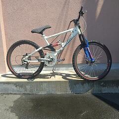 ダウンヒル　マウンテンバイク