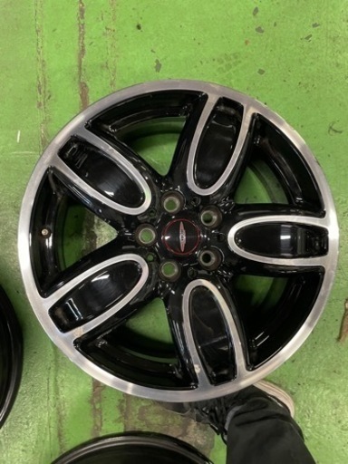 BMW MINI  ジョンクーパーワークス本物  ジョンクーパーワークスモデルはホイールの張り出しが違い、より立体的でカッコイイです。  18インチ アルミ 純正ホイールのみ
