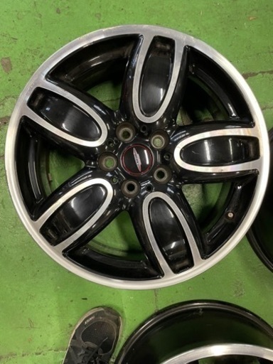 BMW MINI  ジョンクーパーワークス本物  ジョンクーパーワークスモデルはホイールの張り出しが違い、より立体的でカッコイイです。  18インチ アルミ 純正ホイールのみ