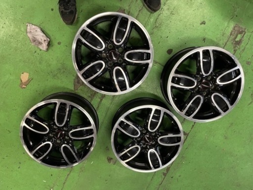 BMW MINI  ジョンクーパーワークス本物  ジョンクーパーワークスモデルはホイールの張り出しが違い、より立体的でカッコイイです。  18インチ アルミ 純正ホイールのみ