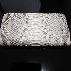 【新品未使用】かなりお買い得です。パイソン本革長財布