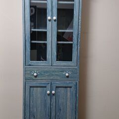 青色の木製本棚