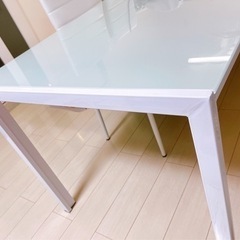 白いテーブルセット