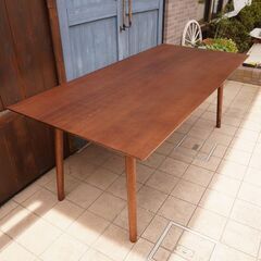 ACTUS(アクタス)の稀少なマホガニー材を使用したHORSE SHOE(ホースシュー)ダイニングテーブルです。なめらかな美しいフォルムが魅力のシンプルな食卓は北欧スタイルやカフェスタイルなどに♪CE301