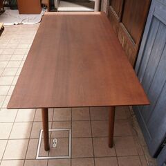 ACTUS(アクタス)の稀少なマホガニー材を使用したHORSE SHOE(ホースシュー)ダイニングテーブルです。なめらかな美しいフォルムが魅力のシンプルな食卓は北欧スタイルやカフェスタイルなどに♪CE301