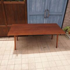 ACTUS(アクタス)の稀少なマホガニー材を使用したHORSE SHOE(ホースシュー)ダイニングテーブルです。なめらかな美しいフォルムが魅力のシンプルな食卓は北欧スタイルやカフェスタイルなどに♪CE301