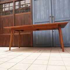 ACTUS(アクタス)の稀少なマホガニー材を使用したHORSE SHOE(ホースシュー)ダイニングテーブルです。なめらかな美しいフォルムが魅力のシンプルな食卓は北欧スタイルやカフェスタイルなどに♪CE301