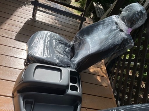 引き取る方確定しました】ハイエースの運転席、助手席の純正シート(未使用)