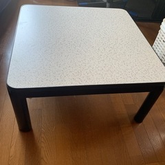 正方形テーブル。