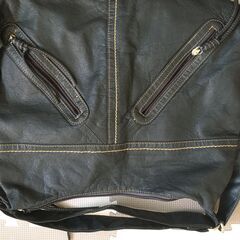 柔らかい皮のバッグと黒のハンドバッグ