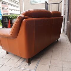 IDC OTSUKA(大塚家具)のオースチン 総革張り2人掛けソファーです！高めの背もたれと厚革のクッションが心地よい座り心地を提供してくれる、エレガントなワイドタイプのラブソファです♪CE314