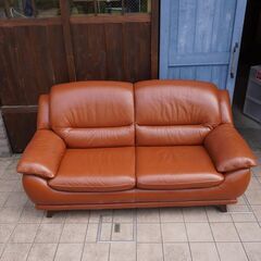 IDC OTSUKA(大塚家具)のオースチン 総革張り2人掛けソファーです！高めの背もたれと厚革のクッションが心地よい座り心地を提供してくれる、エレガントなワイドタイプのラブソファです♪CE314