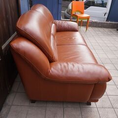 IDC OTSUKA(大塚家具)のオースチン 総革張り2人掛けソファーです！高めの背もたれと厚革のクッションが心地よい座り心地を提供してくれる、エレガントなワイドタイプのラブソファです♪CE314