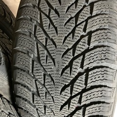 スタッドレスタイヤ ノキアン ハッカペリッタR3 6部山 215 50 R17