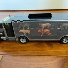 恐竜　トラックのおもちゃ