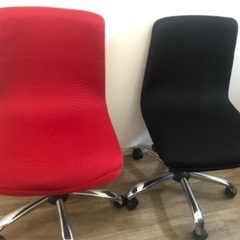 赤と黒のオシャレな椅子