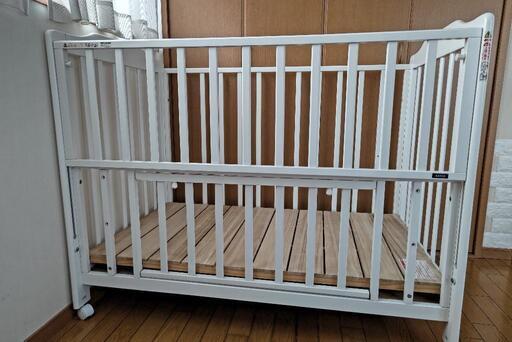 KATOJI ベビーベッド＋布団、ベッドガード、防水シーツなど( 白  収納棚付き キャスター付き)