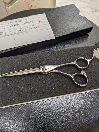 高級ブランドシザー ハサミ 定価の3分の1で譲ります
