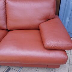 ドイツのerpo(エルポ)社の総本革 Marune 2人掛けソファーです！全面に上質な本革を贅沢に使用し、クラシカルなフォルムが洗練された印象を与えてくれるラブソファです♪CE317