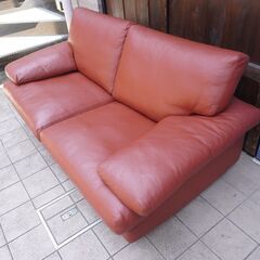 ドイツのerpo(エルポ)社の総本革 Marune 2人掛けソファーです！全面に上質な本革を贅沢に使用し、クラシカルなフォルムが洗練された印象を与えてくれるラブソファです♪CE317
