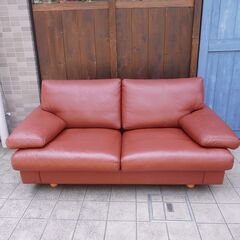 ドイツのerpo(エルポ)社の総本革 Marune 2人掛けソファーです！全面に上質な本革を贅沢に使用し、クラシカルなフォルムが洗練された印象を与えてくれるラブソファです♪CE317