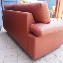 ドイツのerpo(エルポ)社の総本革 Marune 2人掛けソファーです！全面に上質な本革を贅沢に使用し、クラシカルなフォルムが洗練された印象を与えてくれるラブソファです♪CE317