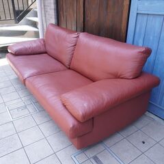ドイツのerpo(エルポ)社の総本革 Marune 3人掛けソファーです！全面に上質な本革を贅沢に使用し、クラシカルなフォルムが洗練された印象を与えてくれるトリプルソファです♪CE318