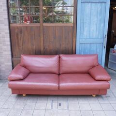 ドイツのerpo(エルポ)社の総本革 Marune 3人掛けソファーです！全面に上質な本革を贅沢に使用し、クラシカルなフォルムが洗練された印象を与えてくれるトリプルソファです♪CE318