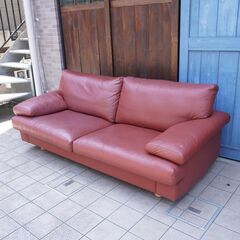 ドイツのerpo(エルポ)社の総本革 Marune 3人掛けソファーです！全面に上質な本革を贅沢に使用し、クラシカルなフォルムが洗練された印象を与えてくれるトリプルソファです♪CE318