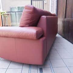 ドイツのerpo(エルポ)社の総本革 Marune 3人掛けソファーです！全面に上質な本革を贅沢に使用し、クラシカルなフォルムが洗練された印象を与えてくれるトリプルソファです♪CE318