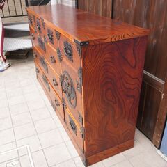 岩手の伝統工芸家具、岩谷堂箪笥 漆塗り4段箪笥です。鳳凰紋様の南部鉄器がアクセントの整理タンス。伝統と受け継がれた職人の技術が結集し、丹念で精巧に作られた和箪笥です。CE319