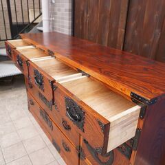 岩手の伝統工芸家具、岩谷堂箪笥 漆塗り4段箪笥です。鳳凰紋様の南部鉄器がアクセントの整理タンス。伝統と受け継がれた職人の技術が結集し、丹念で精巧に作られた和箪笥です。CE319