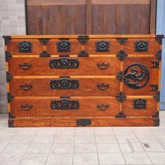 岩手の伝統工芸家具、岩谷堂箪笥 漆塗り4段箪笥です。鳳凰紋様の南部鉄器がアクセントの整理タンス。伝統と受け継がれた職人の技術が結集し、丹念で精巧に作られた和箪笥です。CE319